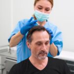 Homme adulte suivant un traitement contre la perte de cheveux. meilleures cliniques de greffe de cheveux en Turquie
