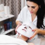 La cliente se trouve dans le salon, à la table de cosmétologie. meilleures cliniques esthétiques en Turquie.
