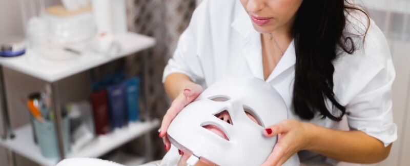 La cliente se trouve dans le salon, à la table de cosmétologie. meilleures cliniques esthétiques en Turquie.