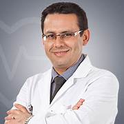 Dr. Mehmet Vural : Le spécialiste des soins intensifs