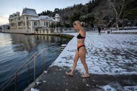 Se Promener le long du Bosphore sous la Neige