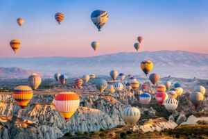 S'envoler en Montgolfière au-dessus de la Cappadoce Enneigée